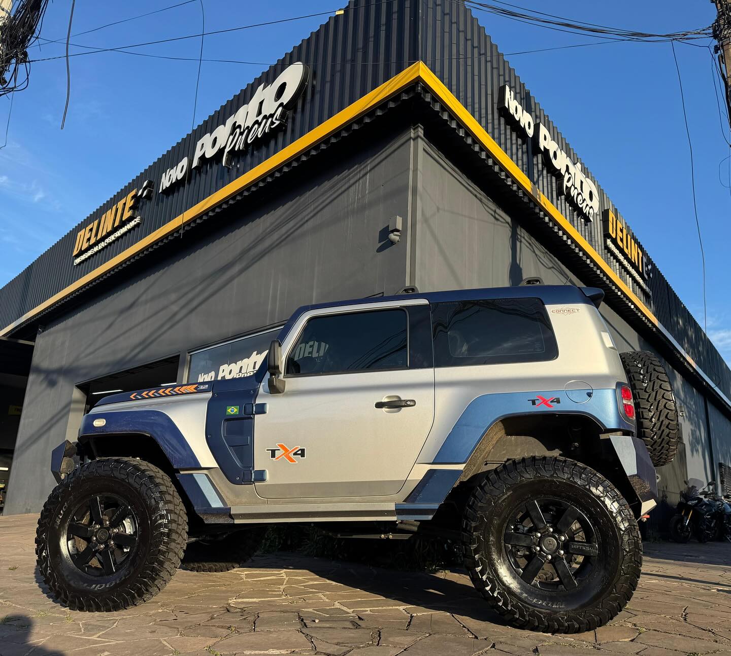 Troller TX4 off-road com kit de elevação