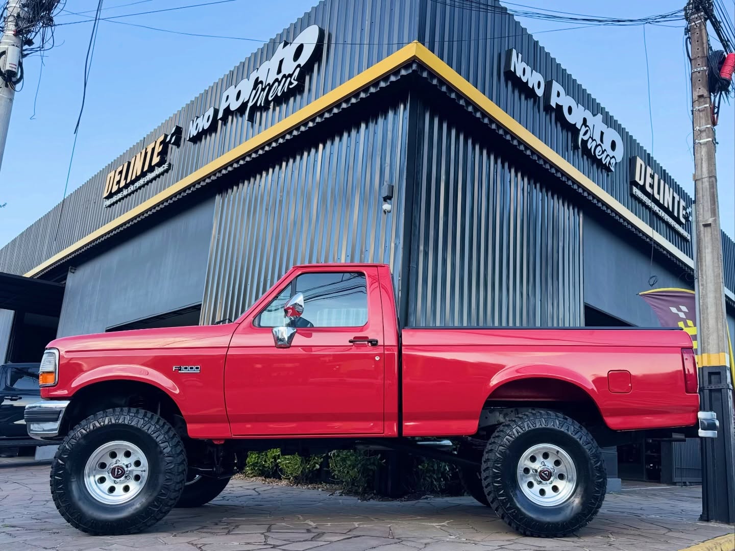 Ford F-1000 vermelha elevada
