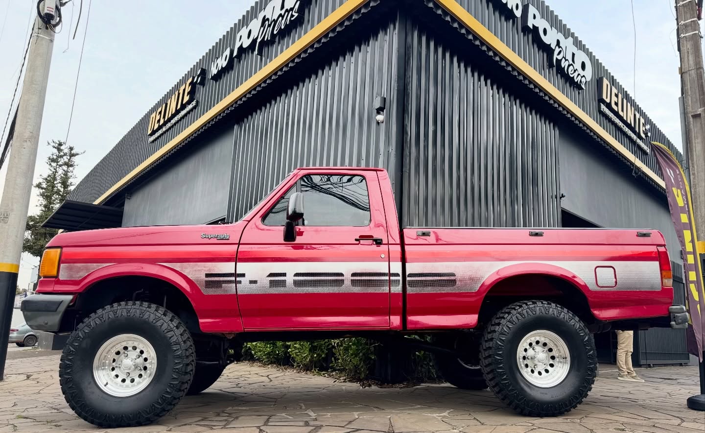 Ford F-1000 Superauto vermelha retrô