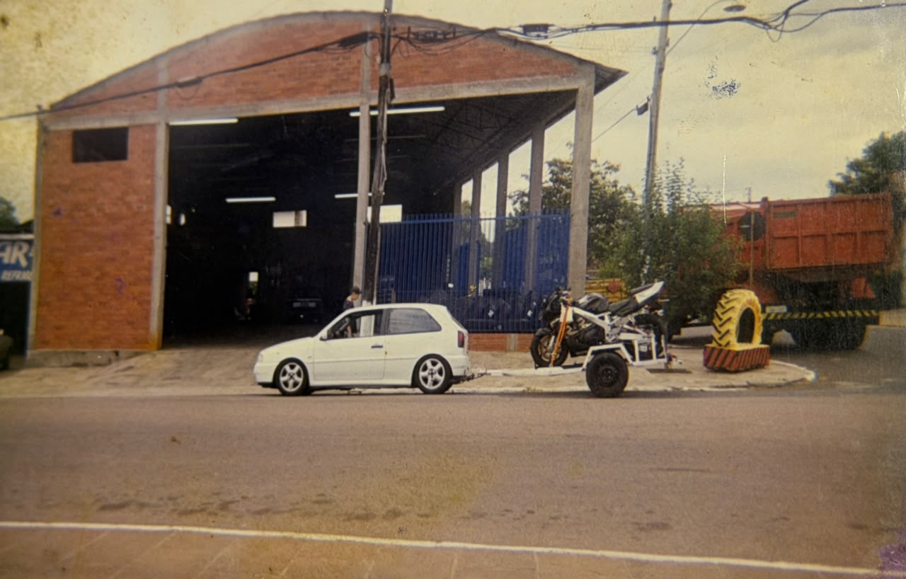BMW conversível branco na loja
