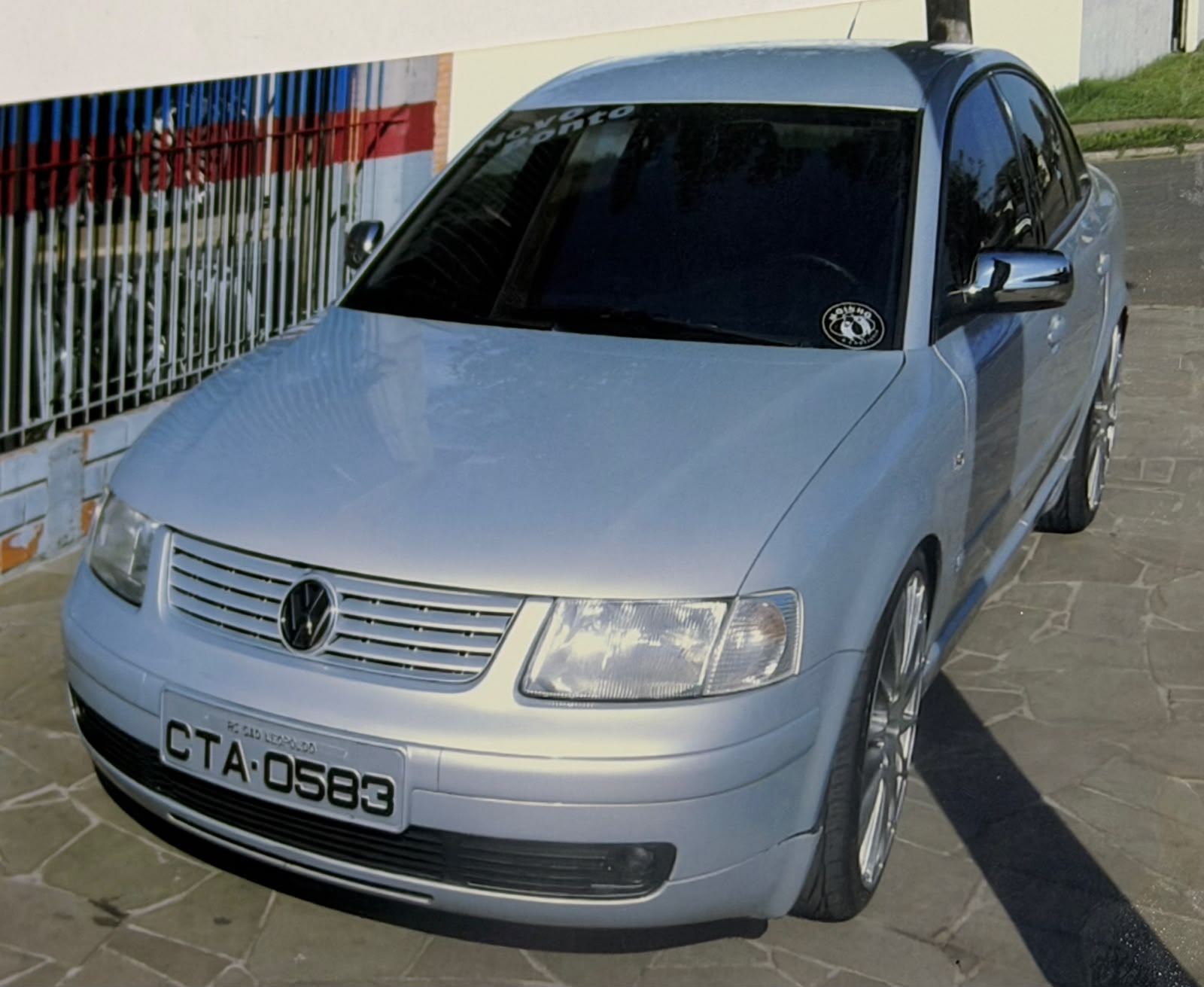 VW Passat prata rebaixado