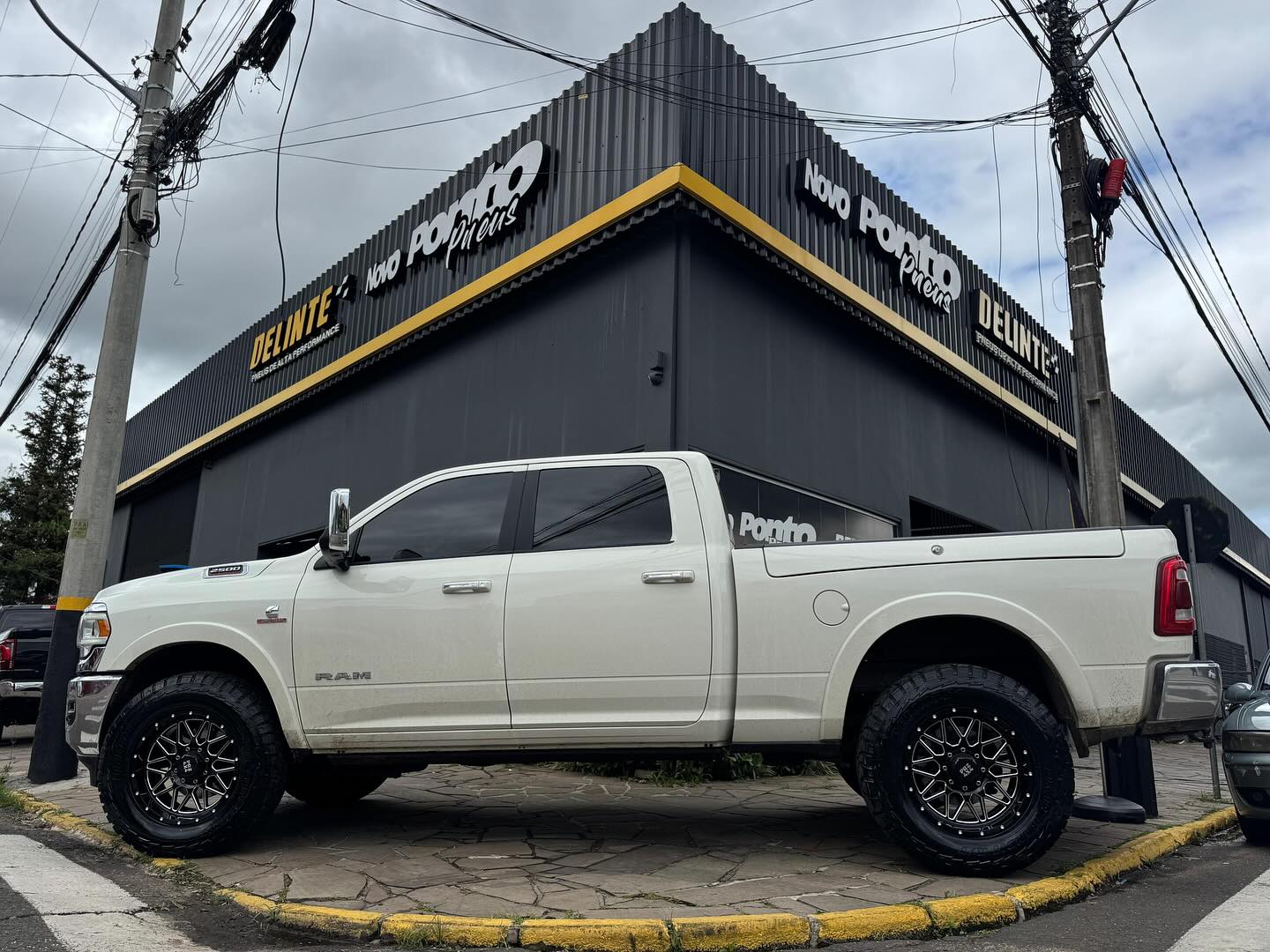 Ford F-1000 branca com faixas retrô e elevada