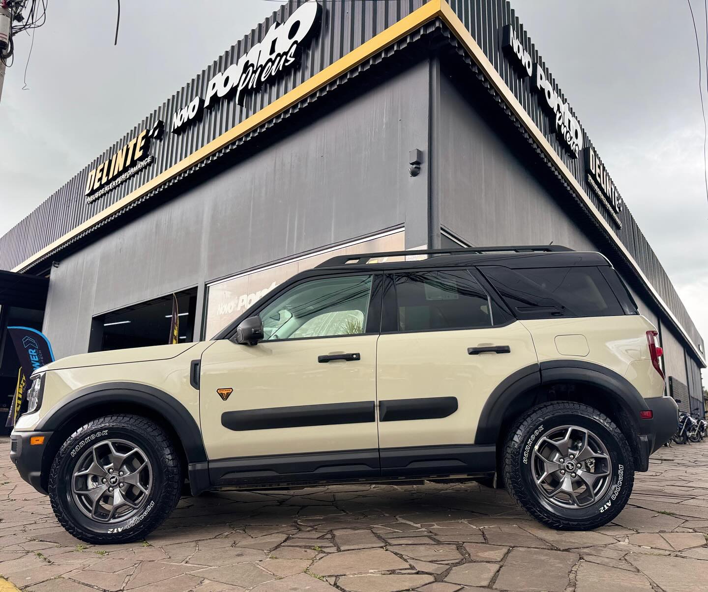 VW Amarok azul com rodas esportivas
